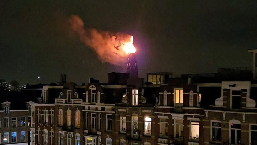 Kebakaran besar melanda gereja ikonik berusia lebih dari satu abad di pusat kota Amsterdam pada Kamis (1/1/2026) dini hari. Bangunan bersejarah Vondelkerk, yang telah berdiri selama sekitar 154 tahun, dilalap si jago merah hingga dinyatakan tak dapat diselamatkan. (Leon Ritzen/via REUTERS)