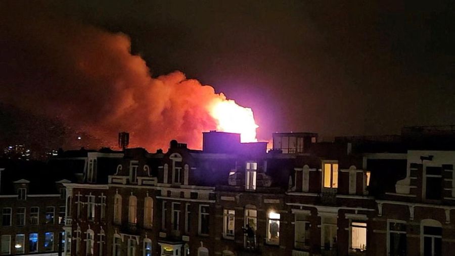 Kebakaran besar melanda gereja ikonik berusia lebih dari satu abad di pusat kota Amsterdam pada Kamis (1/1/2026) dini hari. Bangunan bersejarah Vondelkerk, yang telah berdiri selama sekitar 154 tahun, dilalap si jago merah hingga dinyatakan tak dapat diselamatkan. (Leon Ritzen/via REUTERS)