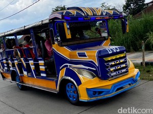 Saat Wisatawan Menikmati Masjid Al Jabbar dengan Cara Berbeda