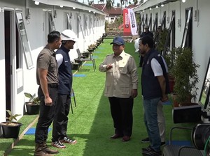 Saat Prabowo Soroti Atap Seng Huntara