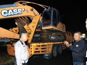 Polda Riau Kembali Kirim 3 Alat Berat Bantu Pemulihan Pasca Bencana Agam