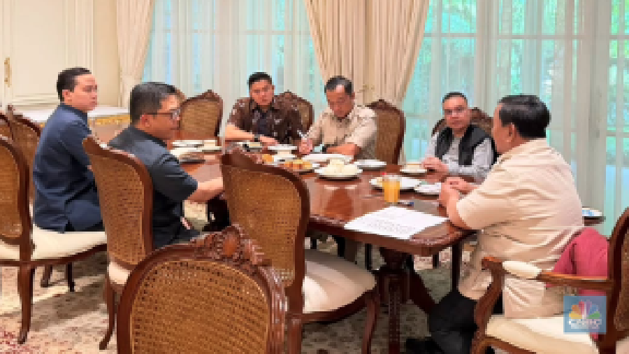 Presiden Prabowo melakukan pertemuan dengan menerima Wakil Ketua DPR Prof. Sufmi Dasco Ahmad, Menteri Sekretaris Negara Prasetyo Hadi, Menteri Luar Negeri Sugiono, dan Sekretaris Kabinet Teddy Indra Wijaya, di kediaman dinas Presiden, Widya Chandra, Jumat 2 Januari 2026. (Instagram/sekretariat.kabinet)