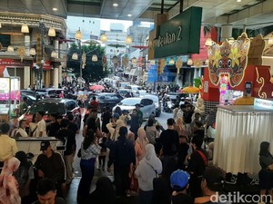 Blok M Pecah di Tahun Baru, Antrean Panjang di Area Kuliner