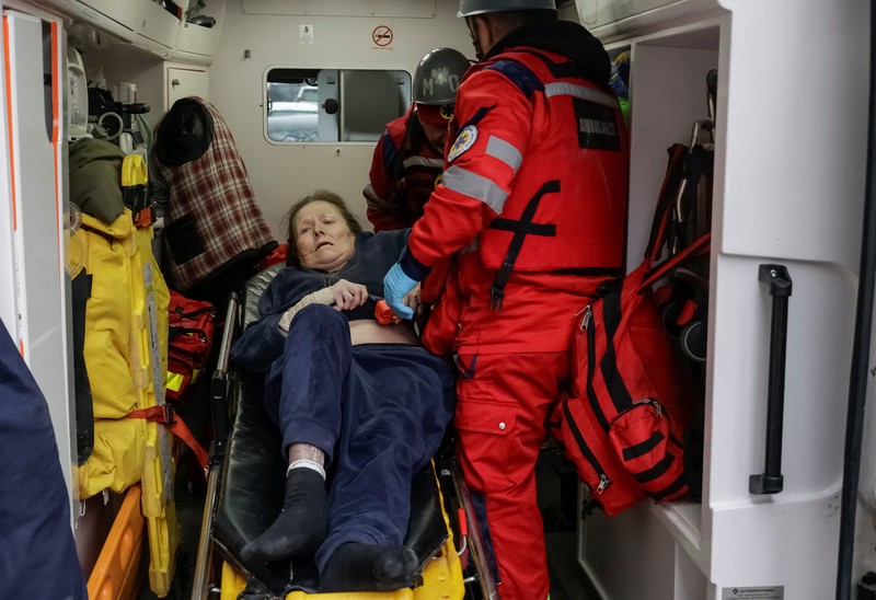 Suasana usai gedung apartemen yang terkena serangan udara Rusia, di tengah serangan Rusia terhadap Ukraina, di Kharkiv, Ukraina, 2 Januari 2026. (REUTERS/Vyacheslav Madiyevskyy)