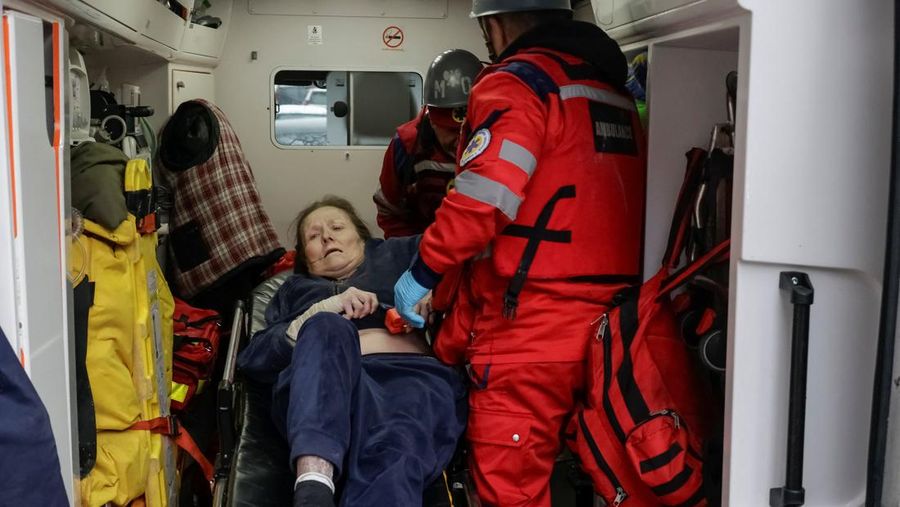 Suasana usai gedung apartemen yang terkena serangan udara Rusia, di tengah serangan Rusia terhadap Ukraina, di Kharkiv, Ukraina, 2 Januari 2026. (REUTERS/Vyacheslav Madiyevskyy)