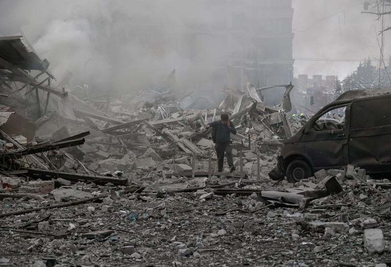Suasana usai gedung apartemen yang terkena serangan udara Rusia, di tengah serangan Rusia terhadap Ukraina, di Kharkiv, Ukraina, 2 Januari 2026. (REUTERS/Vyacheslav Madiyevskyy)