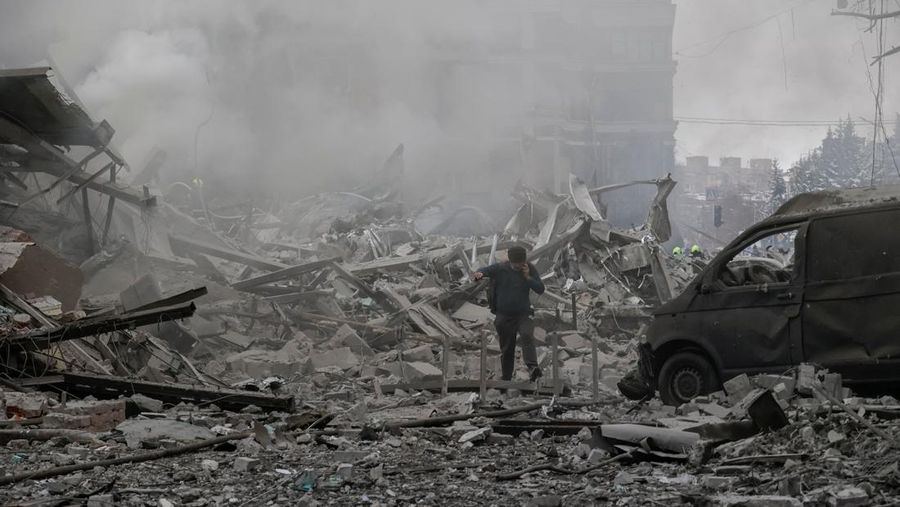 Suasana usai gedung apartemen yang terkena serangan udara Rusia, di tengah serangan Rusia terhadap Ukraina, di Kharkiv, Ukraina, 2 Januari 2026. (REUTERS/Vyacheslav Madiyevskyy)