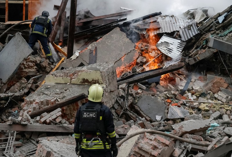 Suasana usai gedung apartemen yang terkena serangan udara Rusia, di tengah serangan Rusia terhadap Ukraina, di Kharkiv, Ukraina, 2 Januari 2026. (REUTERS/Vyacheslav Madiyevskyy)
