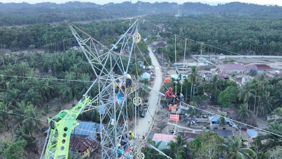 Tampak udara jaringan transmisi 150 kV Pangkalan Brandan-Langsa jalur 2 yang memperkuat pasokan listrik ke wilayah Aceh pascabencana. (Dok: PT PLN Persero)