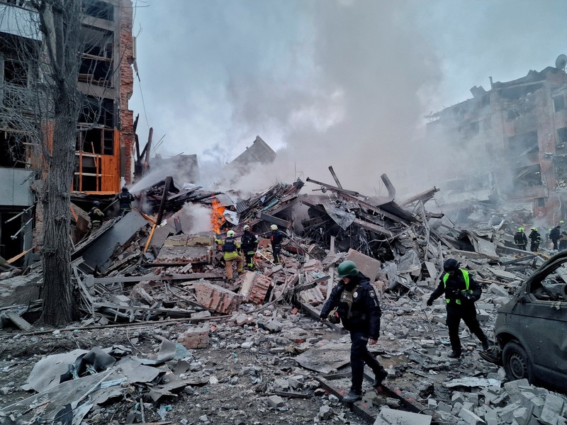 Suasana usai gedung apartemen yang terkena serangan udara Rusia, di tengah serangan Rusia terhadap Ukraina, di Kharkiv, Ukraina, 2 Januari 2026. (REUTERS/Vyacheslav Madiyevskyy)