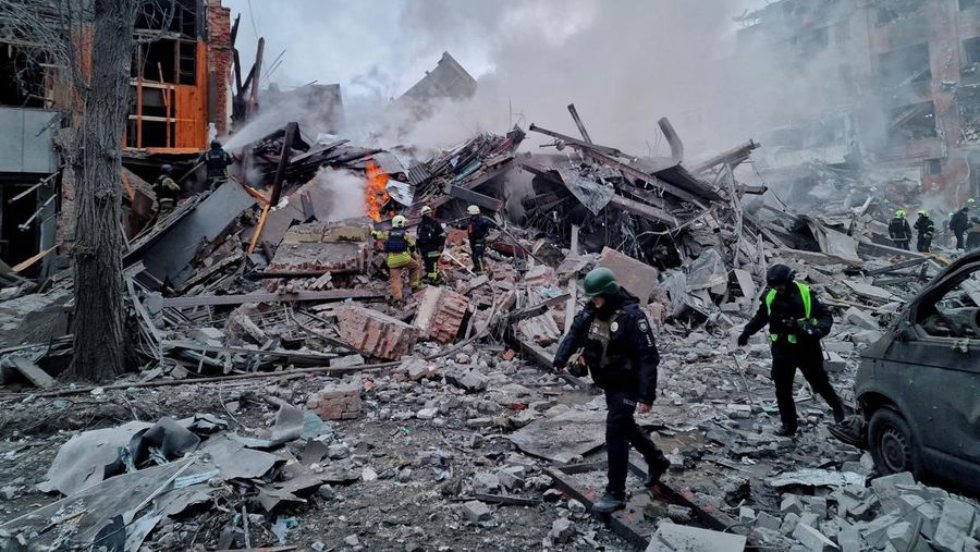 Suasana usai gedung apartemen yang terkena serangan udara Rusia, di tengah serangan Rusia terhadap Ukraina, di Kharkiv, Ukraina, 2 Januari 2026. (REUTERS/Vyacheslav Madiyevskyy)