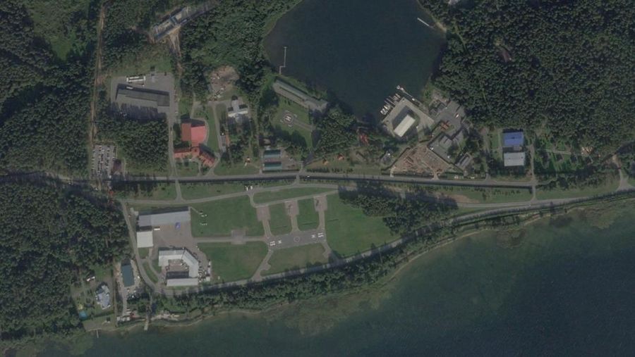 Sisa-sisa drone, yang menurut Kementerian Pertahanan Rusia, ditembak jatuh saat menangkis dugaan serangan Ukraina terhadap kediaman presiden Rusia di Wilayah Novgorod, di lokasi yang tidak diketahui di Rusia, dalam gambar diam dari video yang dirilis pada 31 Desember 2025. Kementerian Pertahanan Rusia/Handout via REUTERS