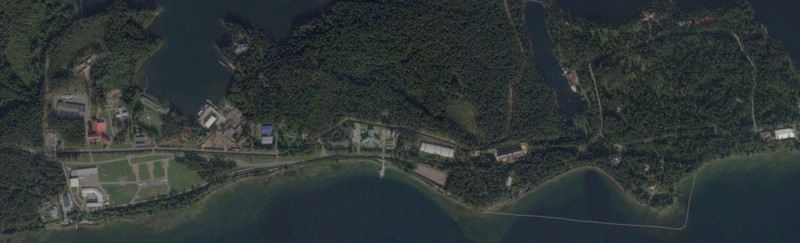 Sisa-sisa drone, yang menurut Kementerian Pertahanan Rusia, ditembak jatuh saat menangkis dugaan serangan Ukraina terhadap kediaman presiden Rusia di Wilayah Novgorod, di lokasi yang tidak diketahui di Rusia, dalam gambar diam dari video yang dirilis pada 31 Desember 2025. Kementerian Pertahanan Rusia/Handout via REUTERS