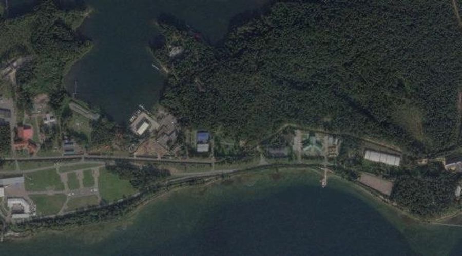 Sisa-sisa drone, yang menurut Kementerian Pertahanan Rusia, ditembak jatuh saat menangkis dugaan serangan Ukraina terhadap kediaman presiden Rusia di Wilayah Novgorod, di lokasi yang tidak diketahui di Rusia, dalam gambar diam dari video yang dirilis pada 31 Desember 2025. Kementerian Pertahanan Rusia/Handout via REUTERS