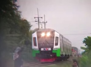 Video Viral Bocah Perempuan Adang Kereta Commuter di Sidoarjo