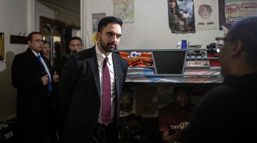 Wali Kota New York City Zohran Mamdani mengunjungi apartemen milik Nadege Romulus, pada hari pertamanya menjabat, di New York City, AS, Kamis (1/1/2026). (Dave Sanders/Pool via REUTERS)