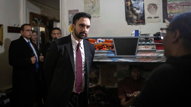 Wali Kota New York City Zohran Mamdani mengunjungi apartemen milik Nadege Romulus, pada hari pertamanya menjabat, di New York City, AS, Kamis (1/1/2026). (Dave Sanders/Pool via REUTERS)