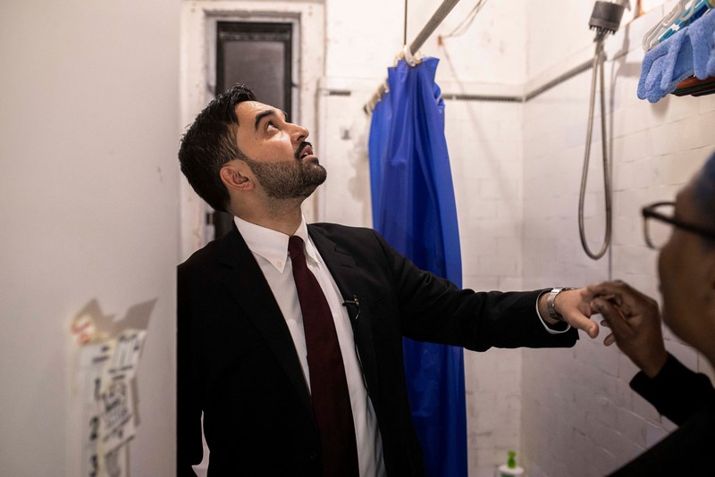 Wali Kota New York City Zohran Mamdani mengunjungi apartemen milik Nadege Romulus, pada hari pertamanya menjabat, di New York City, AS, Kamis (1/1/2026). (Dave Sanders/Pool via REUTERS)