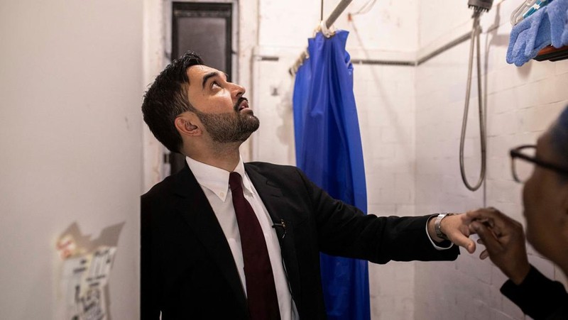 Wali Kota New York City Zohran Mamdani mengunjungi apartemen milik Nadege Romulus, pada hari pertamanya menjabat, di New York City, AS, Kamis (1/1/2026). (Dave Sanders/Pool via REUTERS)
