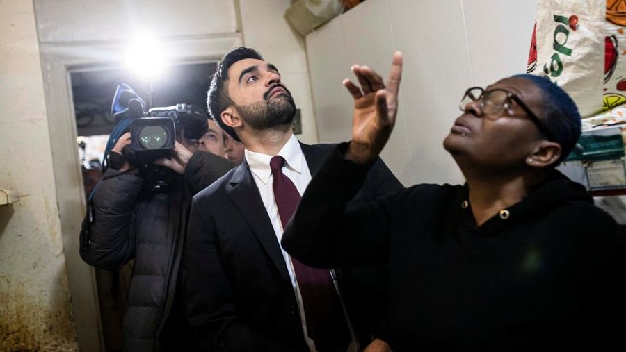 Wali Kota New York City Zohran Mamdani mengunjungi apartemen milik Nadege Romulus, pada hari pertamanya menjabat, di New York City, AS, Kamis (1/1/2026). (Dave Sanders/Pool via REUTERS)