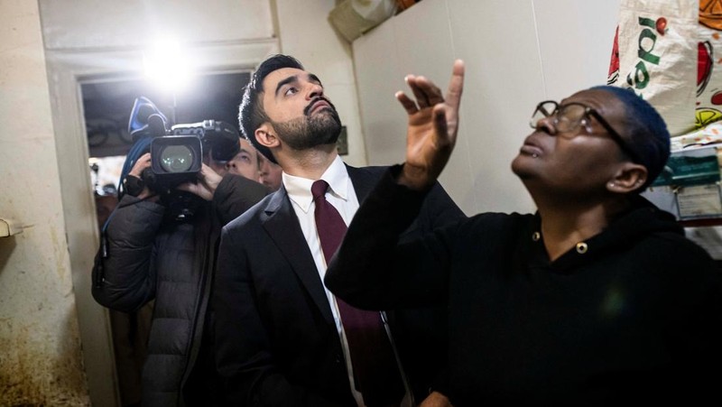 Wali Kota New York City Zohran Mamdani mengunjungi apartemen milik Nadege Romulus, pada hari pertamanya menjabat, di New York City, AS, Kamis (1/1/2026). (Dave Sanders/Pool via REUTERS)