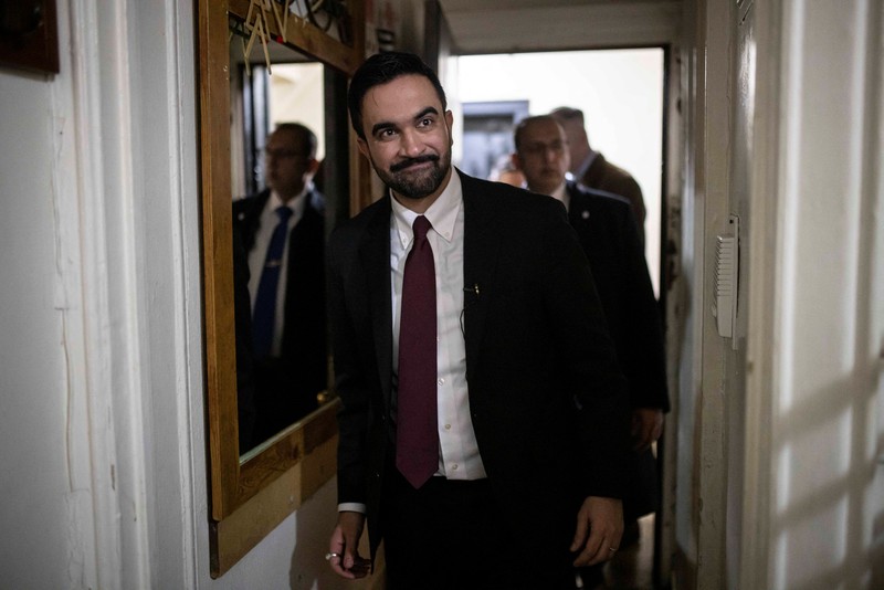 Wali Kota New York City Zohran Mamdani mengunjungi apartemen milik Nadege Romulus, pada hari pertamanya menjabat, di New York City, AS, Kamis (1/1/2026). (Dave Sanders/Pool via REUTERS)