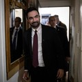 Wali Kota New York City Zohran Mamdani mengunjungi apartemen milik Nadege Romulus, pada hari pertamanya menjabat, di New York City, AS, Kamis (1/1/2026). (Dave Sanders/Pool via REUTERS)
