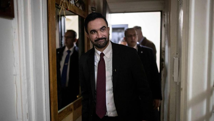 Wali Kota New York City Zohran Mamdani mengunjungi apartemen milik Nadege Romulus, pada hari pertamanya menjabat, di New York City, AS, Kamis (1/1/2026). (Dave Sanders/Pool via REUTERS)