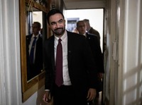 Wali Kota New York City Zohran Mamdani mengunjungi apartemen milik Nadege Romulus, pada hari pertamanya menjabat, di New York City, AS, Kamis (1/1/2026). (Dave Sanders/Pool via REUTERS)