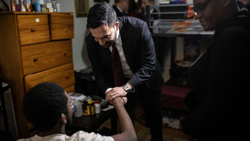 Wali Kota New York City Zohran Mamdani mengunjungi apartemen milik Nadege Romulus, pada hari pertamanya menjabat, di New York City, AS, Kamis (1/1/2026). (Dave Sanders/Pool via REUTERS)