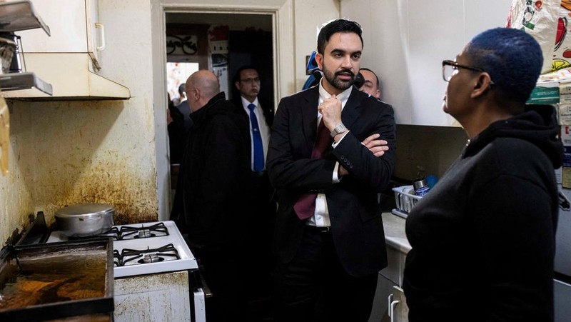Wali Kota New York City Zohran Mamdani mengunjungi apartemen milik Nadege Romulus, pada hari pertamanya menjabat, di New York City, AS, Kamis (1/1/2026). (Dave Sanders/Pool via REUTERS)