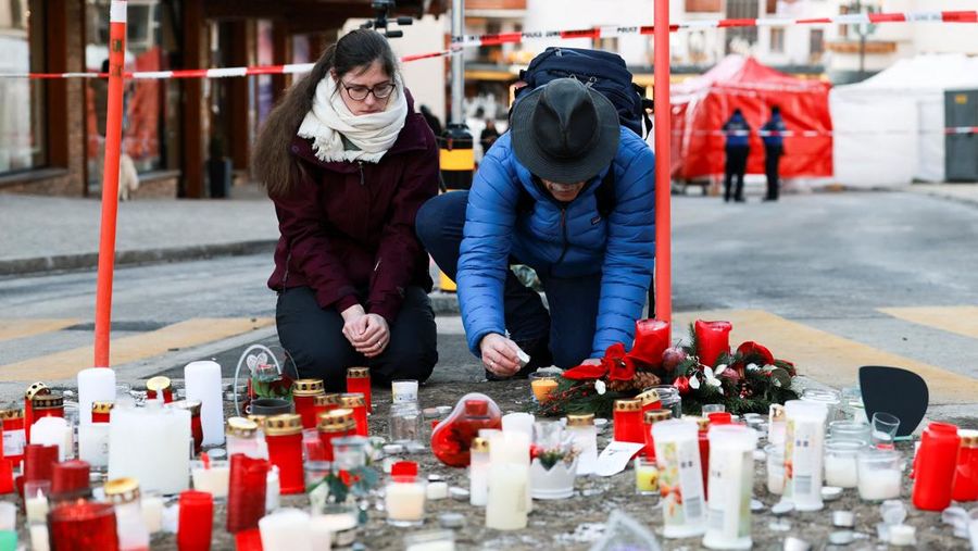 Warga berkabung di luar bar 