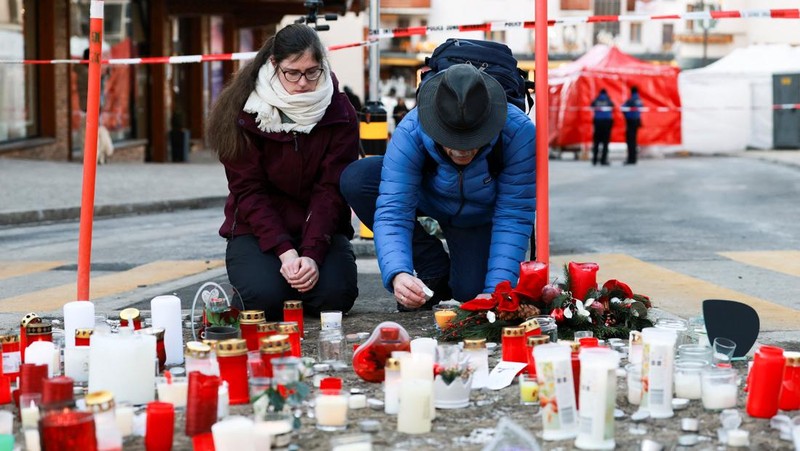 Warga berkabung di luar bar 