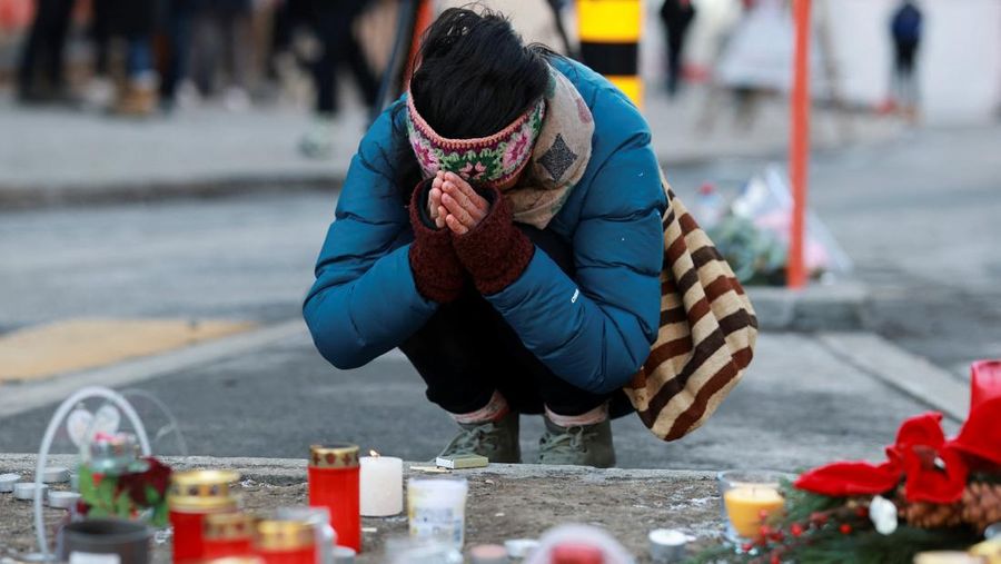 Warga berkabung di luar bar 