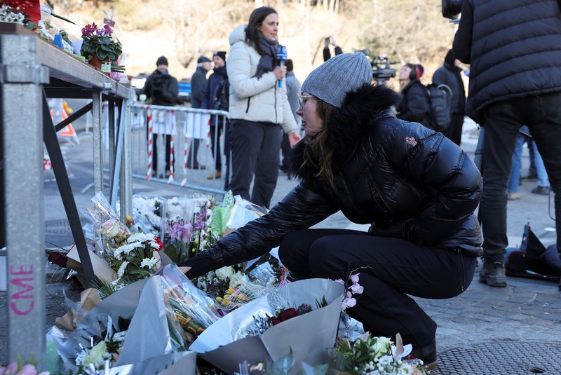 Warga berkabung di luar bar