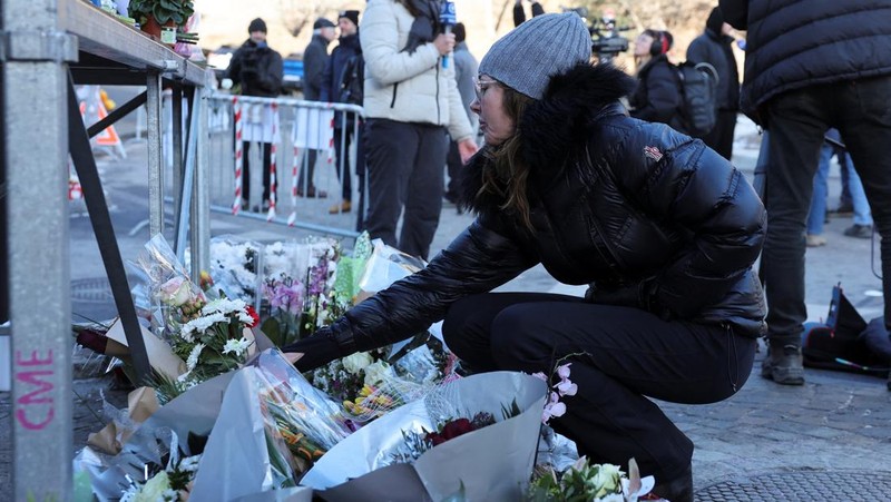 Warga berkabung di luar bar 