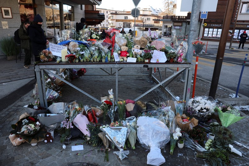 Warga berkabung di luar bar