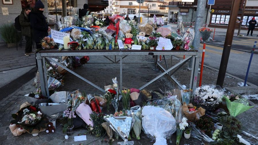 Warga berkabung di luar bar 