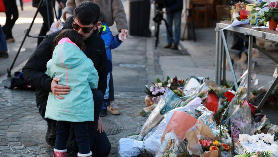 Warga berkabung di luar bar 