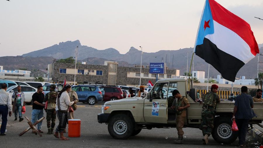 Para penumpang berjalan di ruang kedatangan Bandara Aden di Aden, Yaman, 1 Januari 2026. REUTERS/Fawaz Salman