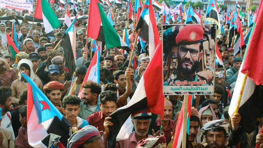 Supporters of the UAE-backed separatist Southern Transitional Council (STC) wave flags of the STC and the United Arab Emirates, during a rally in Aden, Yemen, January 1, 2026. REUTERS/Fawaz Salman