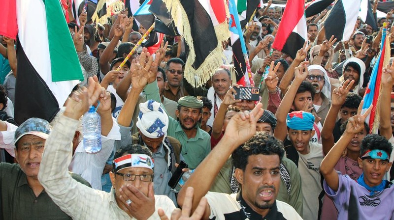 Para penumpang berjalan di ruang kedatangan Bandara Aden di Aden, Yaman, 1 Januari 2026. REUTERS/Fawaz Salman
