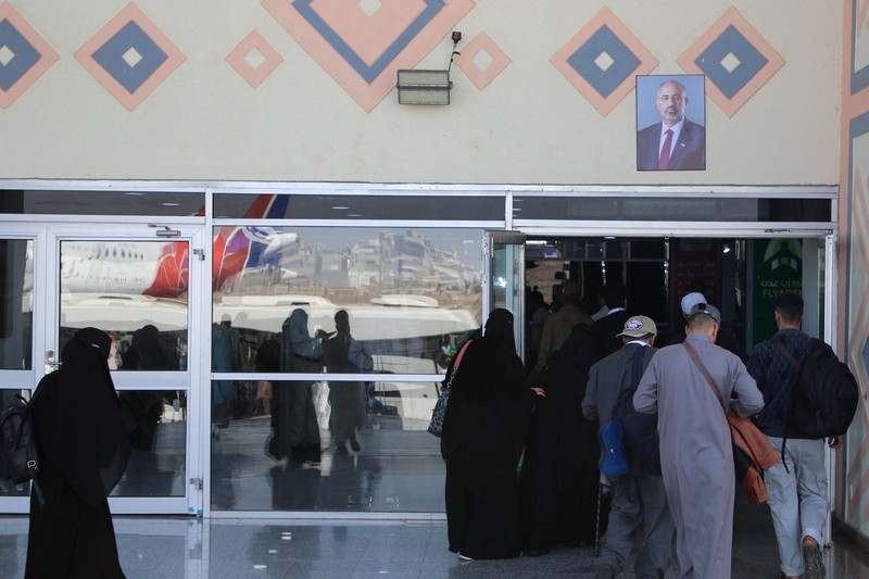 Para penumpang berjalan di ruang kedatangan Bandara Aden di Aden, Yaman, 1 Januari 2026. REUTERS/Fawaz Salman