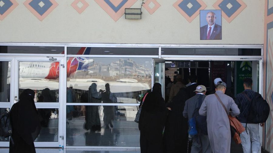 Para penumpang berjalan di ruang kedatangan Bandara Aden di Aden, Yaman, 1 Januari 2026. REUTERS/Fawaz Salman