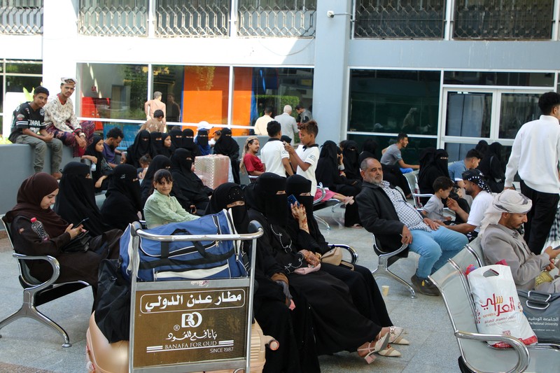 Para penumpang berjalan di ruang kedatangan Bandara Aden di Aden, Yaman, 1 Januari 2026. REUTERS/Fawaz Salman