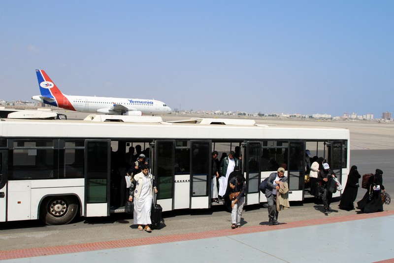 Para penumpang berjalan di ruang kedatangan Bandara Aden di Aden, Yaman, 1 Januari 2026. REUTERS/Fawaz Salman