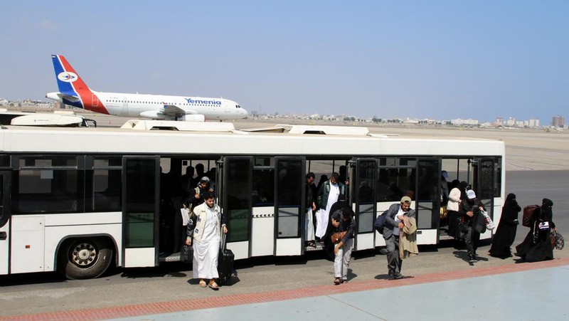Para penumpang berjalan di ruang kedatangan Bandara Aden di Aden, Yaman, 1 Januari 2026. REUTERS/Fawaz Salman