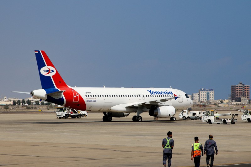 Para penumpang berjalan di ruang kedatangan Bandara Aden di Aden, Yaman, 1 Januari 2026. REUTERS/Fawaz Salman