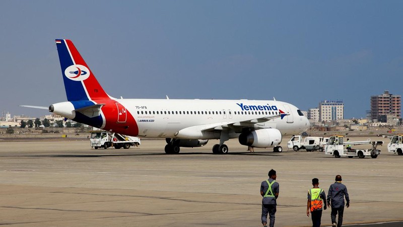 Para penumpang berjalan di ruang kedatangan Bandara Aden di Aden, Yaman, 1 Januari 2026. REUTERS/Fawaz Salman