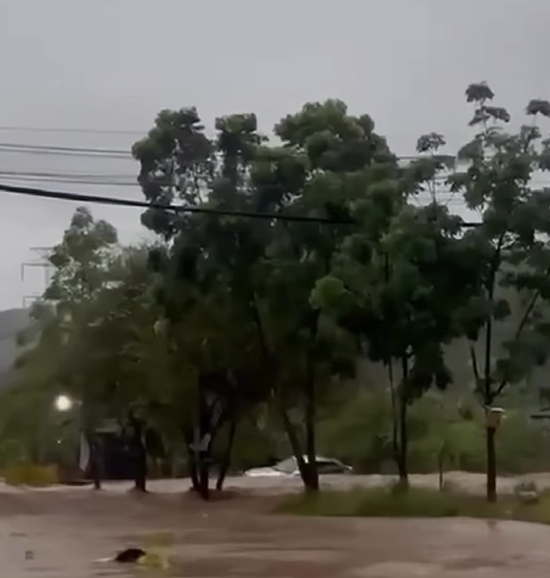 Banjir di jalan lingkar selatan Cilegon, Banten (Foto: dok. Istimewa via Detikcom)